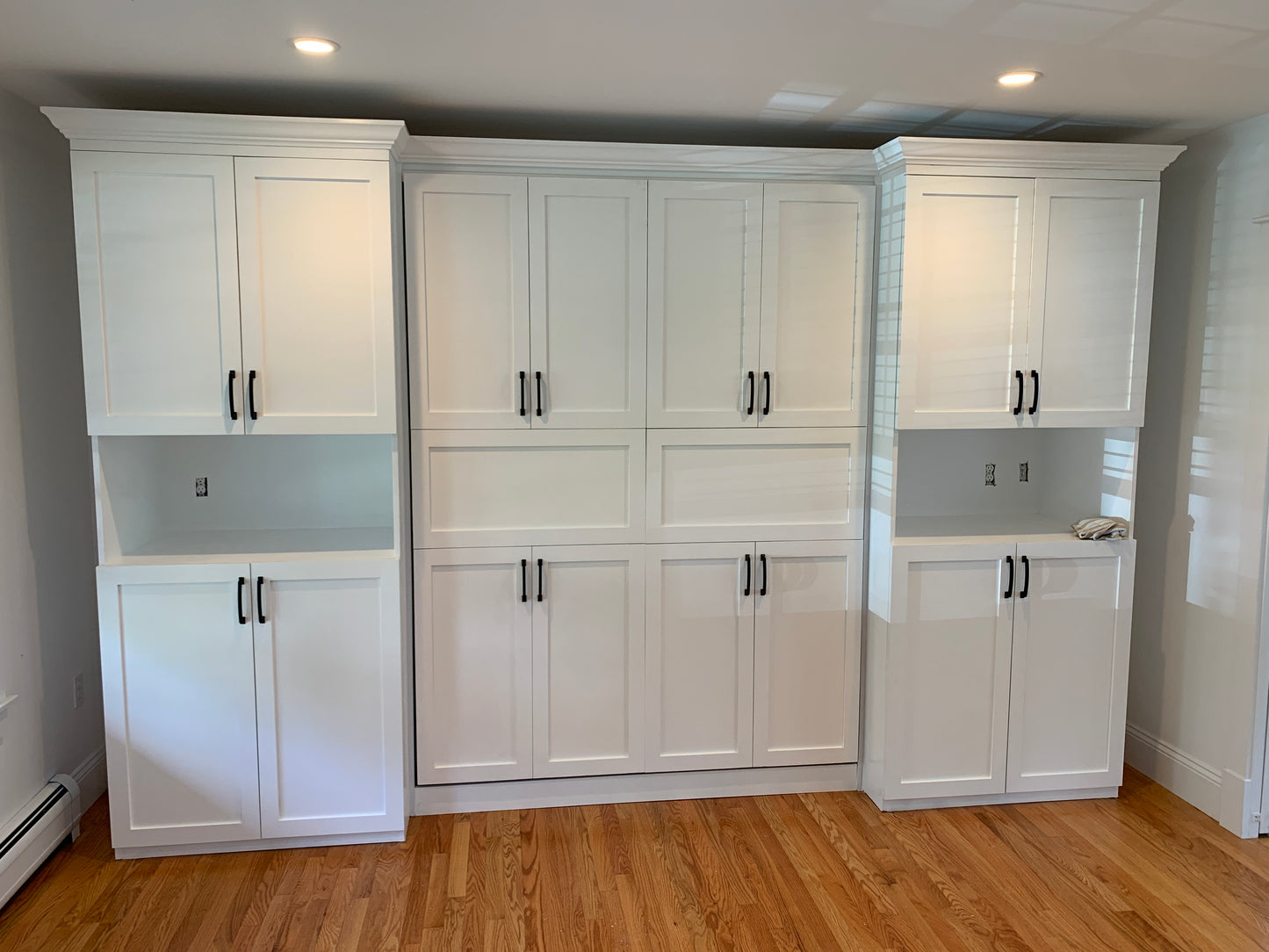 Queen Shaker with side cabinets